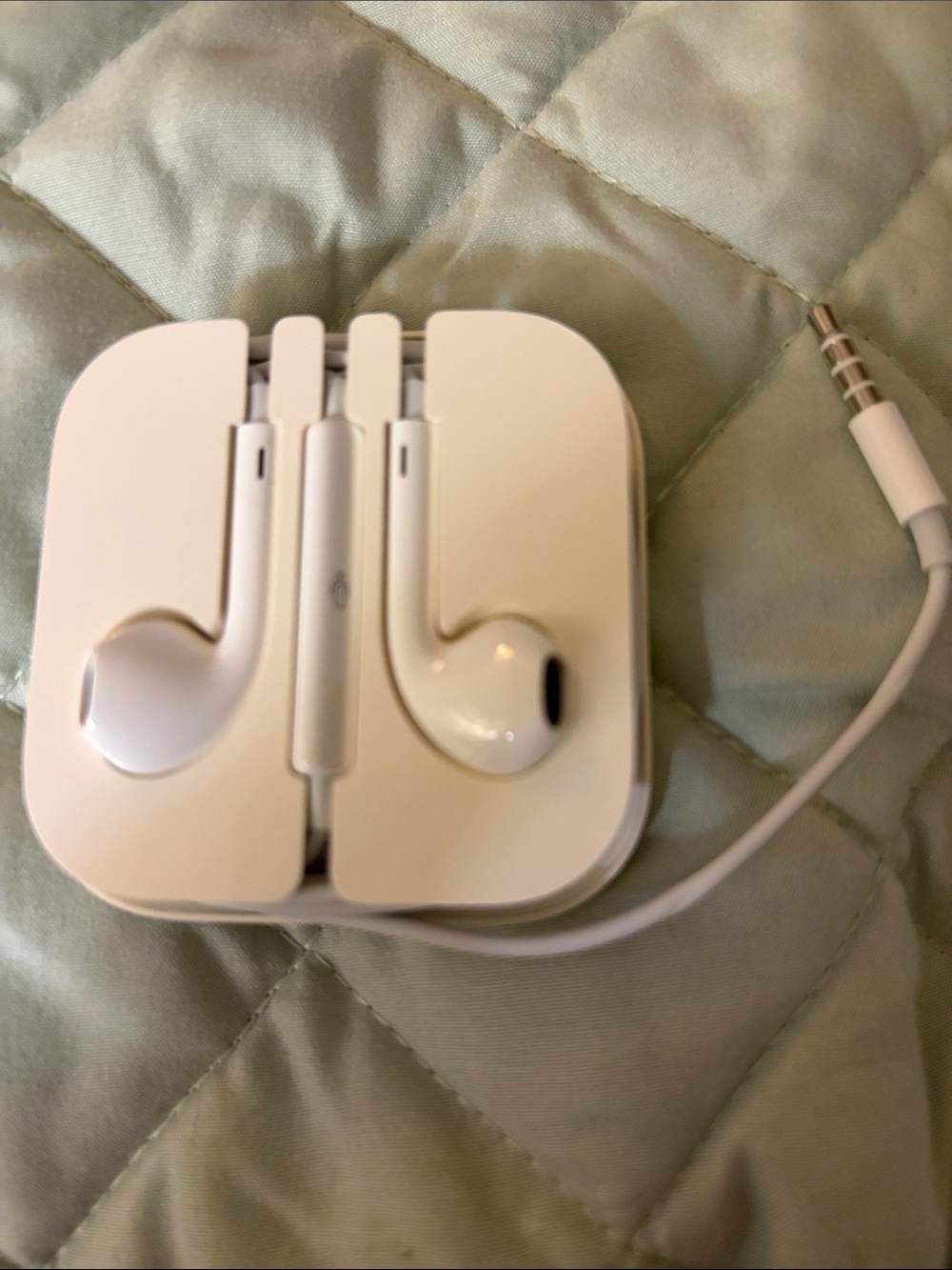 Authentic Apple wired 3.5 mm plug design ear buds New unused. With original case - Picture 3 of 4